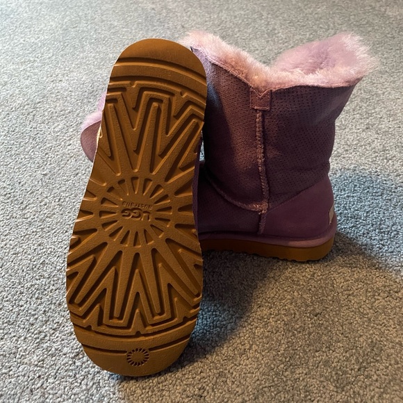Ugg Bailey button lavender. Size 7 - Picture 2 of 5
